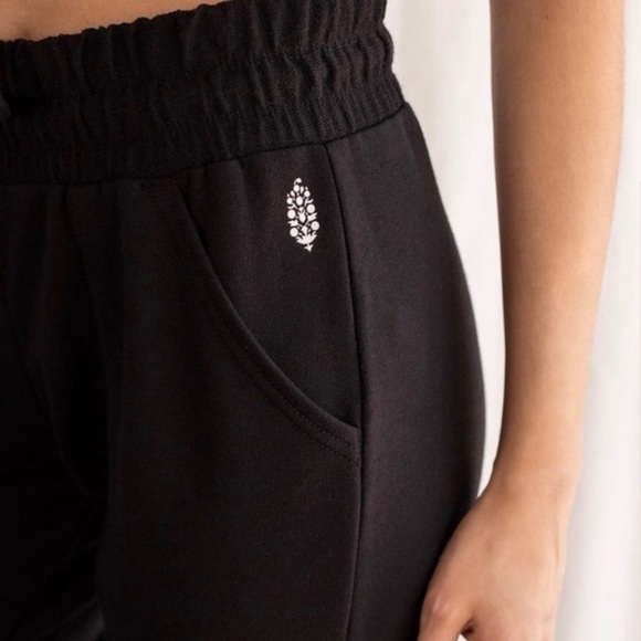 Free People FP Movement Sunny Skinny Sweat Joggers Sweatpants Black MED Like NEW - Picture 3 of 14